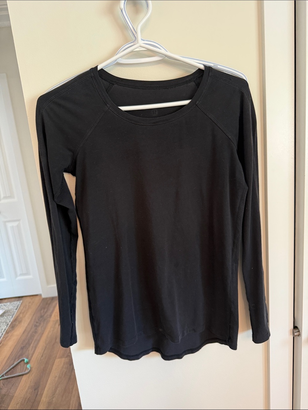 lululemon athletica Women's Black Long-Sleeve Scoop Neck Tee